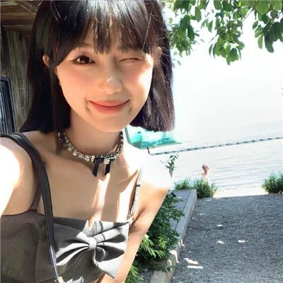 当她换上泳衣